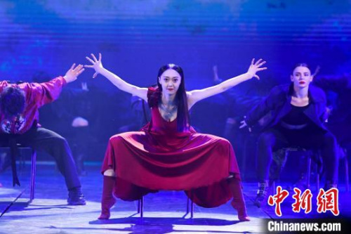 動(dòng)感十足的現(xiàn)代舞《唐人街上的舞蹈派對》亮相晚會?！钊A峰　攝