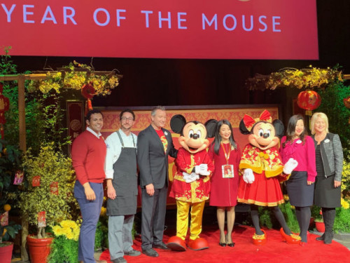 美國(guó)迪斯尼米老鼠慶祝農(nóng)歷鼠年。(美國(guó)《世界日?qǐng)?bào)》/張宏 攝)