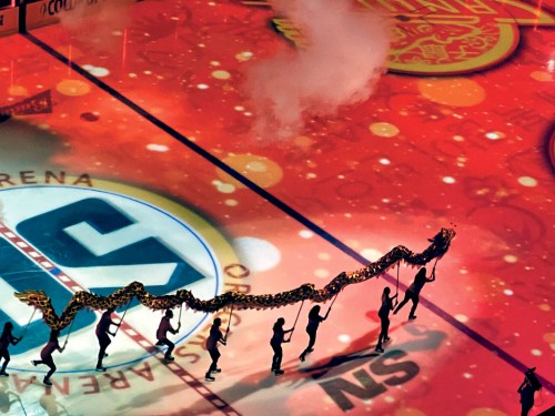 舞龍表演，春節(jié)氣氛濃厚。(加拿大《星島日?qǐng)?bào)》/莊昕 攝)