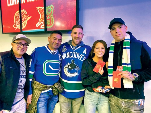 喜獲紅包的球迷。(加拿大《星島日?qǐng)?bào)》/莊昕 攝)