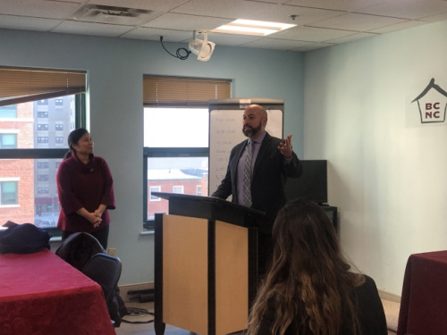 波士頓健康與人類服務(wù)負(fù)責(zé)人馬丁內(nèi)斯代表波士頓市長偉殊為AHI頒發(fā)表彰狀并致辭。(記者劉晨懿之/攝影)