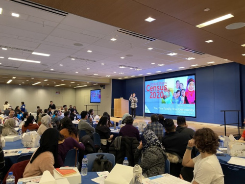 歐陽(yáng)蕭安講解2020人口普查重要性。(美國(guó)《世界日?qǐng)?bào)》/金春香 攝)