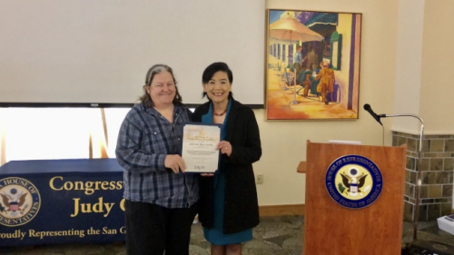 聯(lián)邦眾議員趙美心(右)為阿罕布拉高中教師Jennie Malonek頒發(fā)表彰證書(shū)。(記者王若然／攝影)