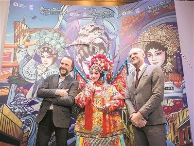 三面精致的巨幅粵劇花旦墻，引來各國嘉賓合影留念。