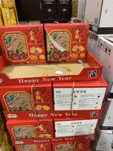美國連鎖超市中售賣年節(jié)禮盒。(美國《世界日報》/李榮 攝)