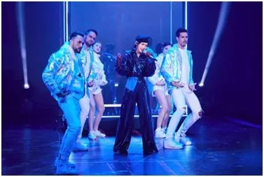 周筆暢演唱《就在此刻》。