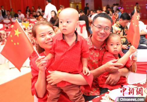 圖為來自天津的一家四口參加晚會?！×钟纻?攝