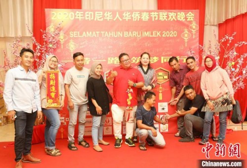 圖為許多非華裔印尼人熱情參加晚會?！×钟纻?攝