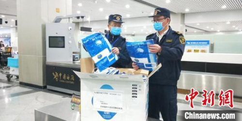 1月28日17時(shí)30分，由日本福州十邑社團(tuán)聯(lián)合總會(huì)向福州紅十字會(huì)捐贈(zèng)的醫(yī)療專用防護(hù)服1000件，從日本東京運(yùn)抵福州長(zhǎng)樂(lè)國(guó)際機(jī)場(chǎng)?！「Ｖ莺ｊP(guān)供圖