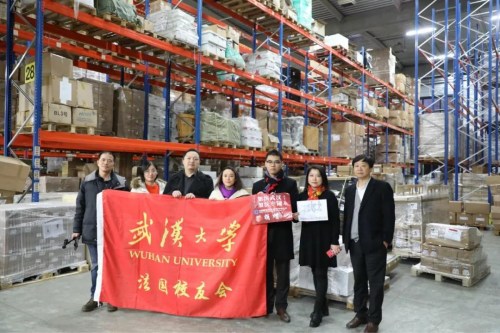 武漢大學(xué)校友會(huì)、中歐合作交流促進(jìn)會(huì)、法國(guó)襄陽(yáng)人友好協(xié)會(huì)、PLD公司負(fù)責(zé)人在發(fā)貨現(xiàn)場(chǎng)。(《歐洲時(shí)報(bào)》/孔帆 攝）