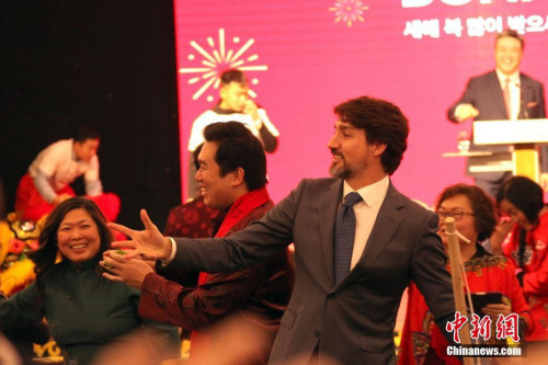 圖為特魯多參與中式舞獅采青儀式。<a target='_blank' >中新社</a>記者 余瑞冬 攝