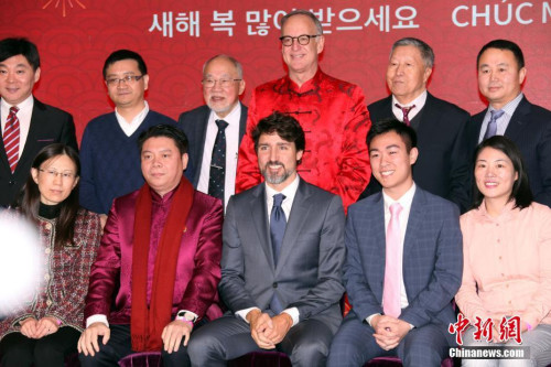 圖為特魯多（前排中）與華人社區(qū)等代表合影。<a target='_blank' >中新社</a>記者 余瑞冬 攝