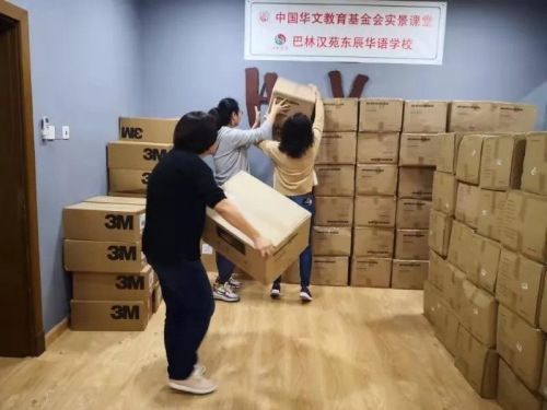 平時學習的教室已經變成了物資倉庫（中國華文教育基金會 供圖）