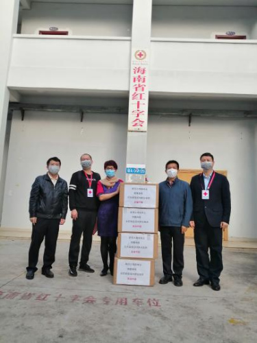海南省委統(tǒng)戰(zhàn)部和省紅十字會工作人員接收新西蘭海南社團(tuán)總會捐贈的醫(yī)用物資(張業(yè)雄 攝)