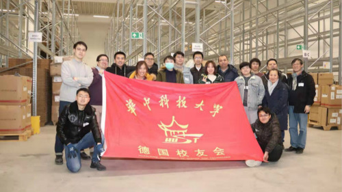 德國華科校友會成員將捐贈物資送達法蘭克福倉儲，經(jīng)綠色通道運回國內(nèi)。（圖片來源：德國華科校友會供圖）