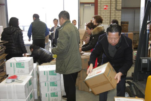 季增斌（右）在搬運(yùn)貨物。（荷蘭聯(lián)合時報）