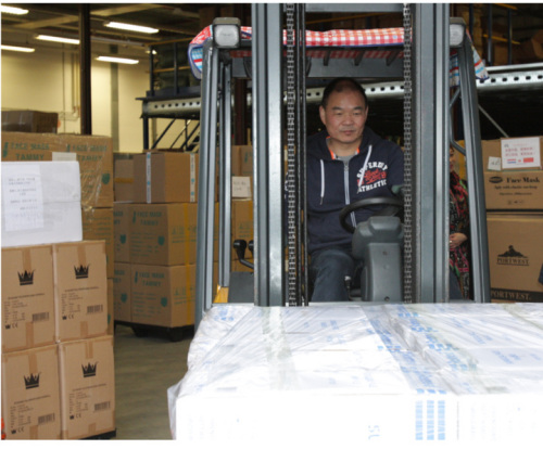 周建波駕駛叉車裝貨。（荷蘭聯(lián)合時報）
