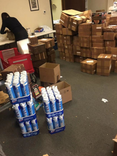 工作人員幫忙將消毒液、口罩裝箱。(美國(guó)《世界日?qǐng)?bào)》/謝哲澍 攝)