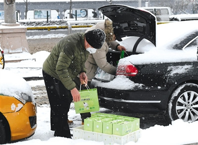 市民開(kāi)車(chē)來(lái)購(gòu)買(mǎi)元宵。新京報(bào)記者 吳寧 攝