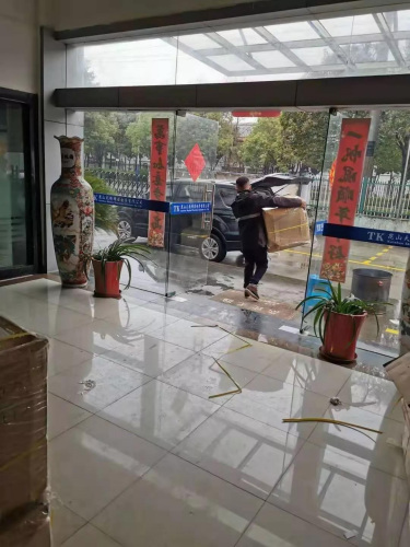 圖片說明：工作人員搬運陳忠洲搜集到的口罩，準備裝運快遞