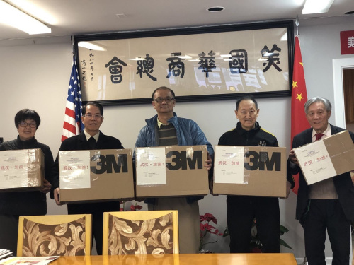 美國華商總會募集資金購置一批醫(yī)用防護口罩。