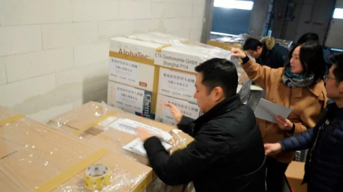2月9日，奧地利僑界集中在維也納多瑙速運(yùn)倉庫統(tǒng)計(jì)打包捐贈物資