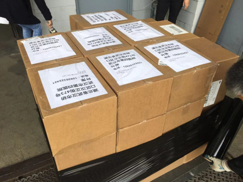 鄭欣和妻子寄出的物資。(美國(guó)中文網(wǎng))