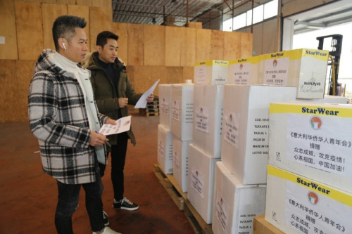 圖為意大利華僑華人青年會清點防疫物資。（《歐洲時報》記者 張銳 ／攝）