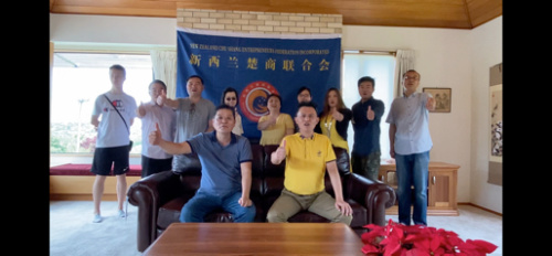 圖為僑團合影。