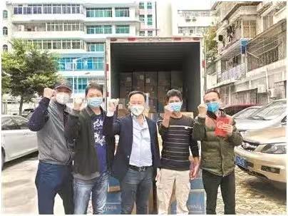 “福哥”(中)帶領(lǐng)員工多方努力，尋購防護物資。(《廣州日報》/龍錕攝)