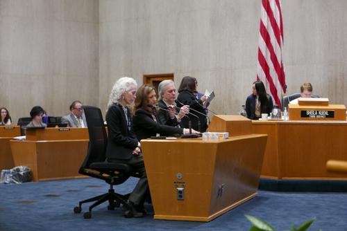 萊爾、杜瓦度和Robert Sowell向洛杉磯縣政委員作報告。(美國《世界日報》/李雪攝)