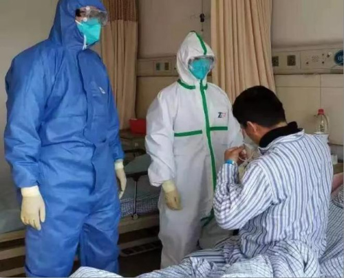 同德醫(yī)院醫(yī)護(hù)人員對(duì)病人進(jìn)行心理疏導(dǎo)，鼓勵(lì)患者樹立信心戰(zhàn)勝病情