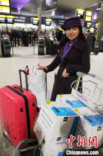 2月14日晚，旅居英國華人護士何彩霞辭去工作崗位，搭乘航班回國，奔赴中國抗擊新冠肺炎疫情一線，為首位回國參與抗疫醫(yī)護工作的旅英華人。圖為何彩霞攜帶多方籌集到的醫(yī)療防護用品在倫敦希斯羅機場等候登機?！埰?攝