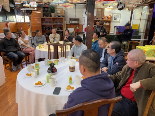 餐館老板難得齊聚一堂，互吐苦水。(《世界日?qǐng)?bào)》記者李榮／攝影)