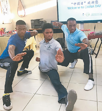 格林納達(dá)人趙斌(右一)曾在中國(guó)河南少林寺學(xué)過(guò)6個(gè)月的武術(shù)，回國(guó)后更是將中華武術(shù)發(fā)揚(yáng)光大。圖為趙斌和他的武術(shù)學(xué)生。圖片來(lái)源：中國(guó)駐格林納達(dá)大使館官網(wǎng)