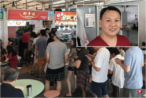 “蝦鄉(xiāng)味”生意好，16日早有超過10名食客排隊(duì)買蝦面。 小圖：盧文龍當(dāng)年是名合格的護(hù)士，后來經(jīng)營蝦面檔口。(新加坡《聯(lián)合早報(bào)》資料圖)