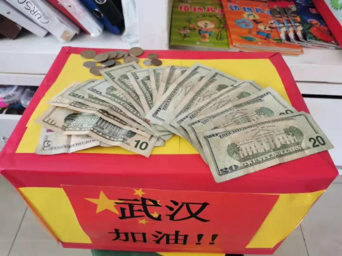 學(xué)校師生向疫區(qū)醫(yī)院捐款（圖片來源：中國華文教育基金會(huì)）