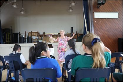 Leonie Lawson正在指導(dǎo)女孩兒們練習(xí)。(新西蘭天維網(wǎng) Frank攝)