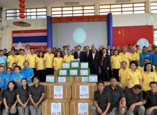 泰東北華僑華人積極捐款捐物，駐孔敬總領(lǐng)事廖俊云出席捐款儀式并表達感謝。（來源：中國駐孔敬總領(lǐng)館）