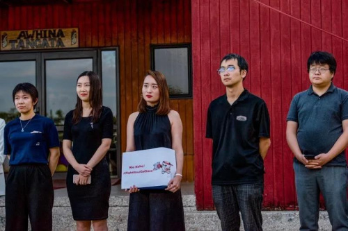 來(lái)賓手持“愛無(wú)國(guó)界·團(tuán)結(jié)抗疫”接力活動(dòng)標(biāo)語(yǔ)。