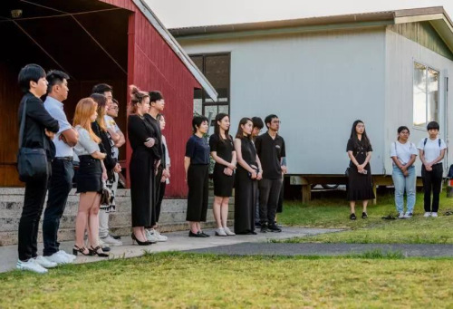 毛利語(yǔ)和漢語(yǔ)響徹奧克蘭，新西蘭華人與毛利人青年攜手聲援中國(guó)。