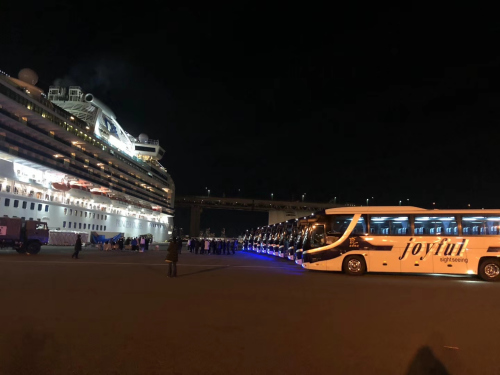 旅日僑胞協(xié)助駐日大使館送郵輪乘客回家。(來源：《日本新華僑報(bào)》)