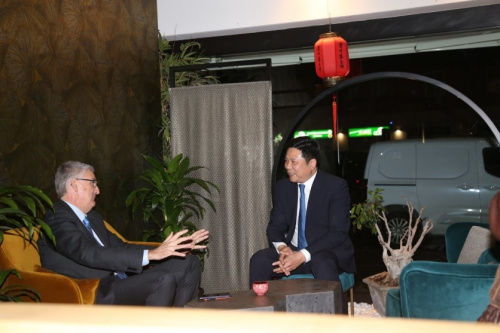 舒建國(右)與西爾維奧·布魯塞弗羅就中餐在疫情中受到的影響進行交流。(《歐洲時報》/張銳 攝)