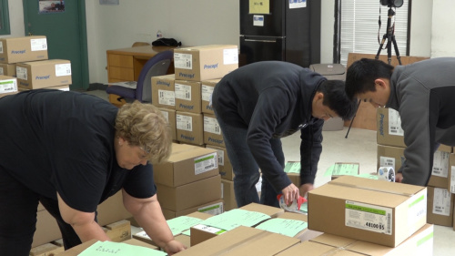 休斯敦中國人活動(dòng)中心的志愿者義務(wù)打包、搬運(yùn)。美國中文網(wǎng)楊笑攝