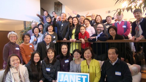 楊啟華的支持者們合影。(美國(guó)中文網(wǎng)/邱洪輝 攝)