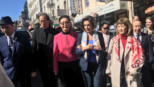 多名華人小區(qū)領(lǐng)袖陪伴美國聯(lián)邦眾議長佩洛西(右三)走訪華埠。(美國《世界日?qǐng)?bào)》/李秀蘭 攝)