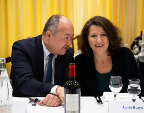 共和國前進(jìn)黨(LREM)籍巴黎市長候選人比贊和法國國民議會議員陳文雄在位于巴黎美麗城的幸福樓與多位華人代表座談。(《歐洲時(shí)報(bào)》記者 潘越平 攝)