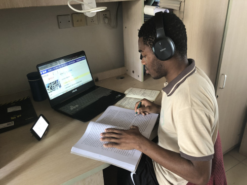 比特在宿舍內(nèi)進行線上學習 比特在宿舍內(nèi)進行線上學習