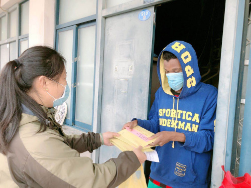 學校向留校學生發(fā)放口罩 學校向留校學生發(fā)放口罩