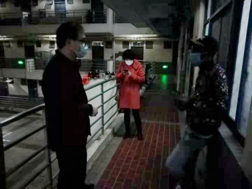 老師不定期走訪慰問留校學生 老師不定期走訪慰問留校學生